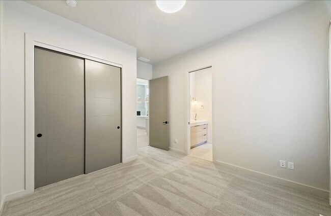 Building Photo - Modern Luxury Meets Everyday Comfort in Me...