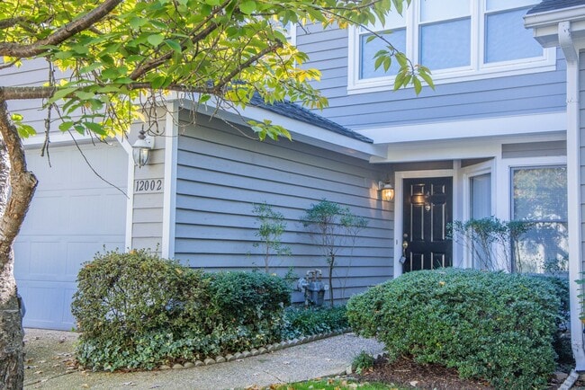 Building Photo - Lovely 3 bedroom, 2.5 Bathroom townhouse s...
