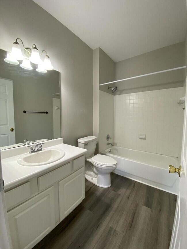 Building Photo - Beautiful Condo in Mount Pleasant!