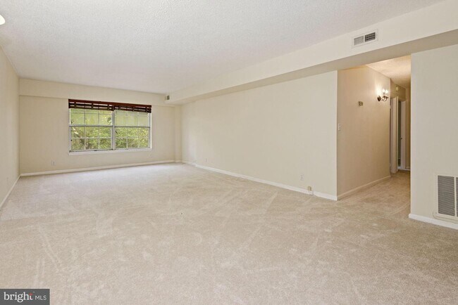 Building Photo - 7640 Provincial Dr