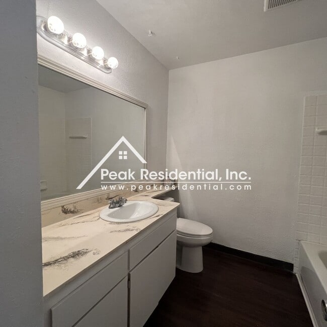 Building Photo - Charming 2 bd/1 ba Citrus Heights Duplex!