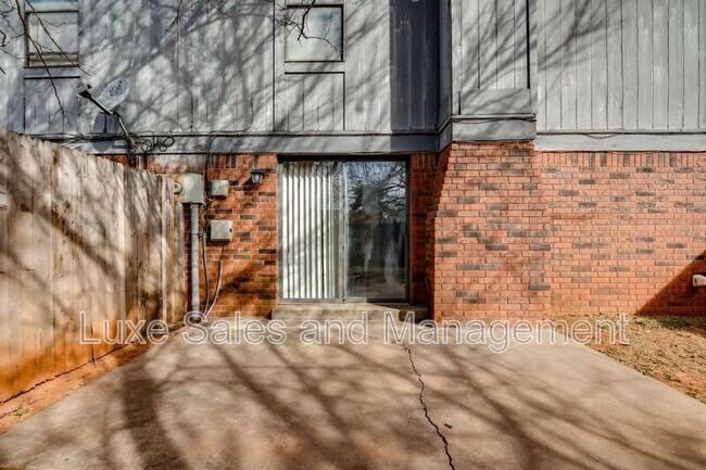 Building Photo - 6004 Paramount Dr