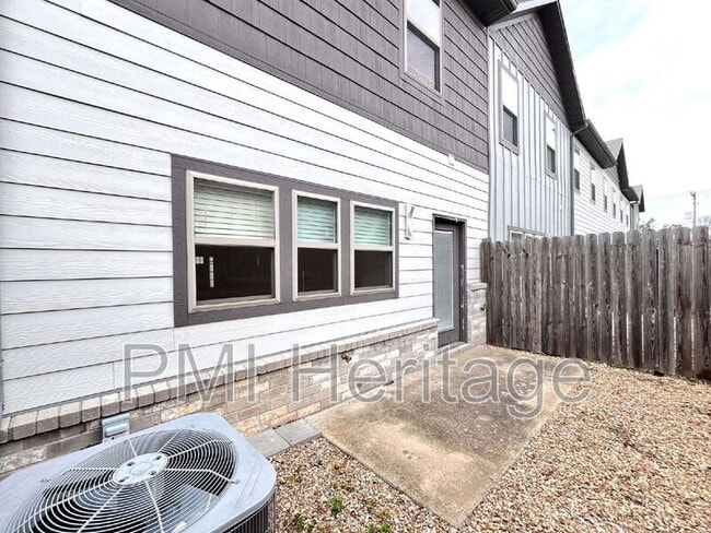 Building Photo - 418 NW Retreat Ln
