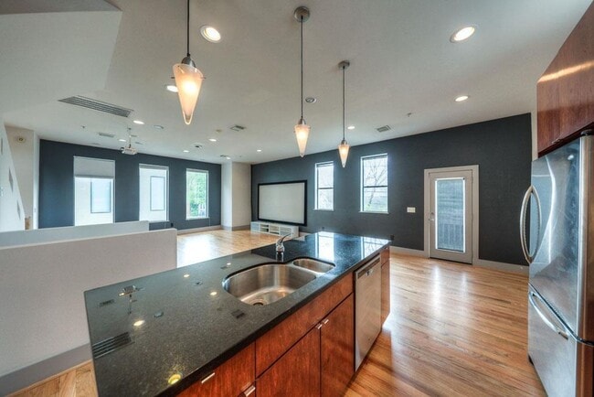 Building Photo - Well-Maintained Union Square Beauty With Skyline Views