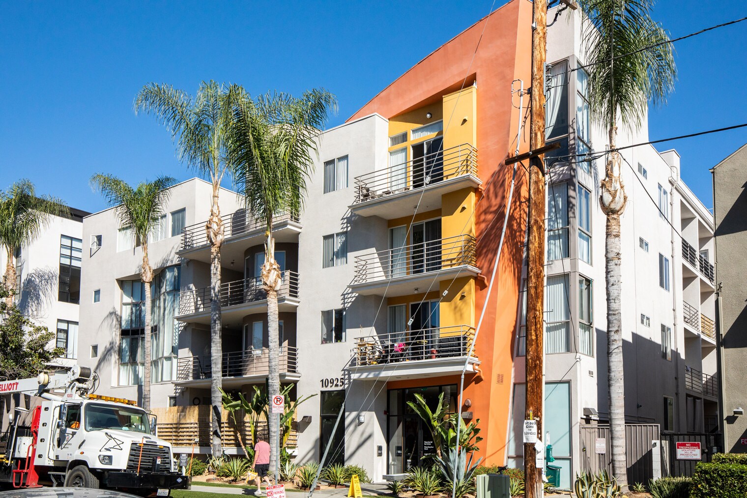 Building Photo - 10985 Bluffside Dr