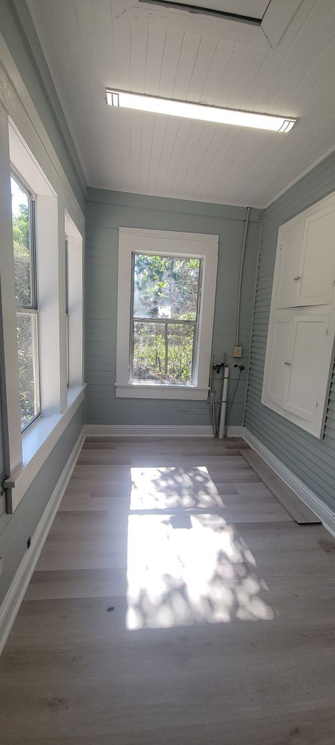 Building Photo - Gorgeous 2 bedroom/1bath with historic fea...