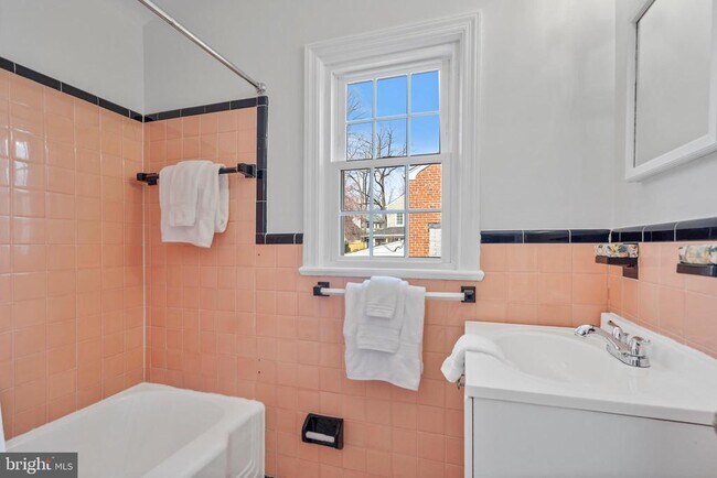 Building Photo - 2426 N Powhatan St