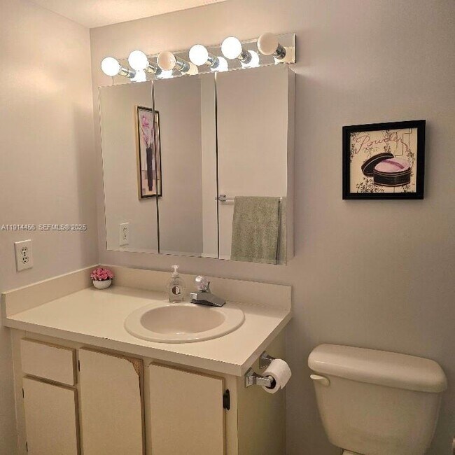 Building Photo - 200 SE 5th Ave