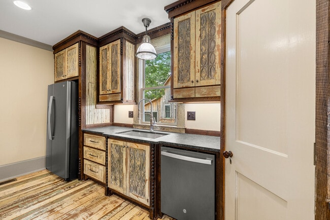 Building Photo - 479 W Park St