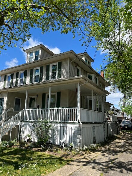Building Photo - 409 Newton Ave