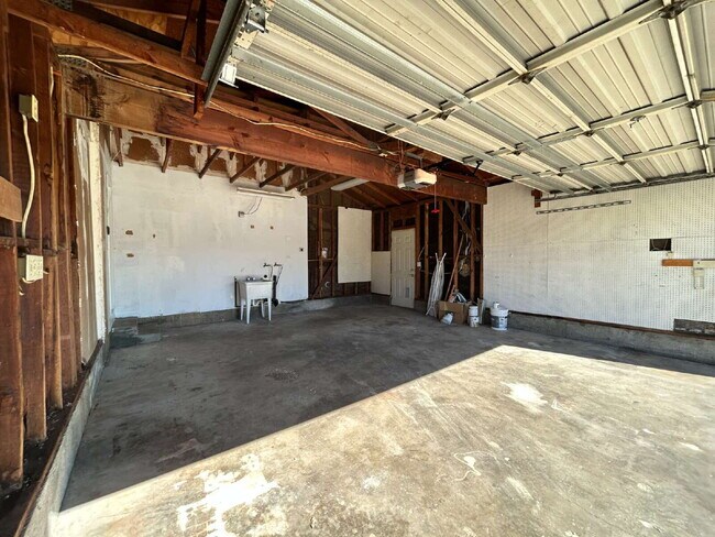 Building Photo - Refreshed 4bed 2bath in Roseville