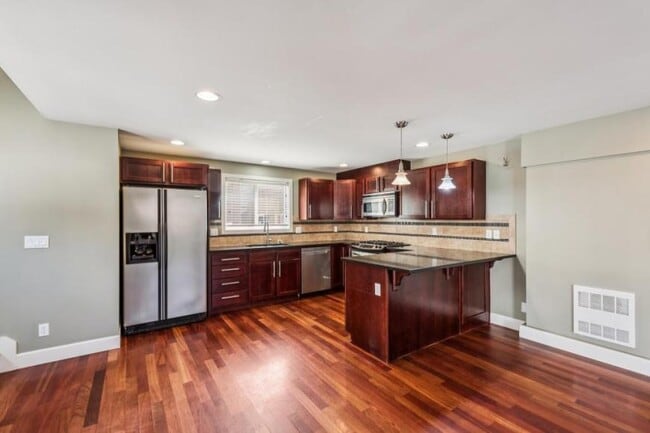 Building Photo - 3 bedroom in Seattle WA 98199