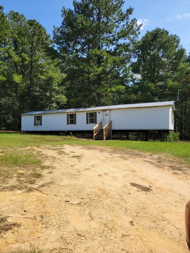 Building Photo - Mobile home sits on 3 acres of land in Lea...