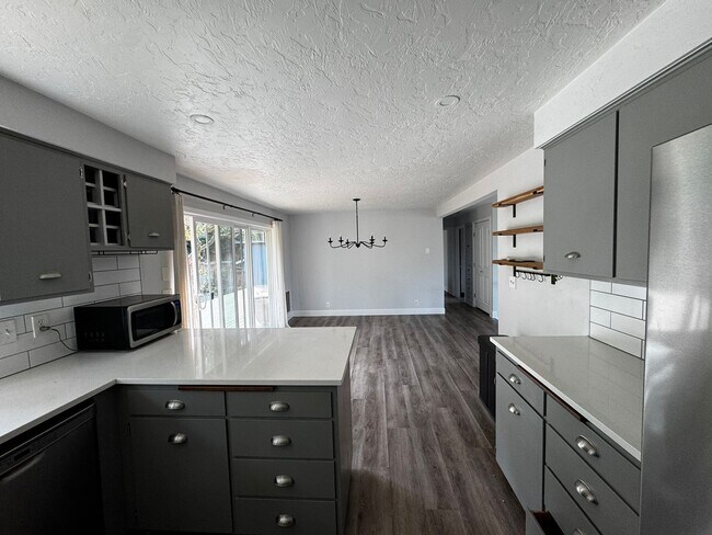 Building Photo - Spacious 3 Bedroom Home in South Eugene – Churchill Area