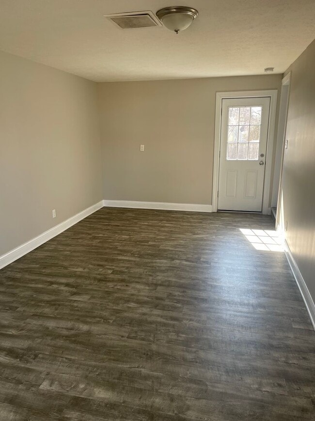 Building Photo - 4 bedroom 1 bath house