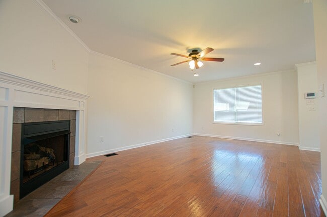 Building Photo - Pet Friendly Three Bedroom!