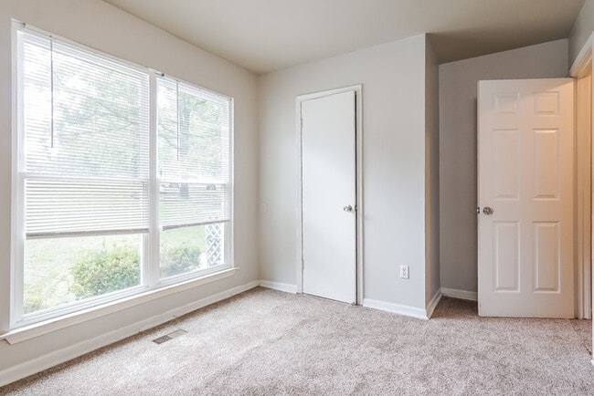 Building Photo - 1501 6th Pl NW