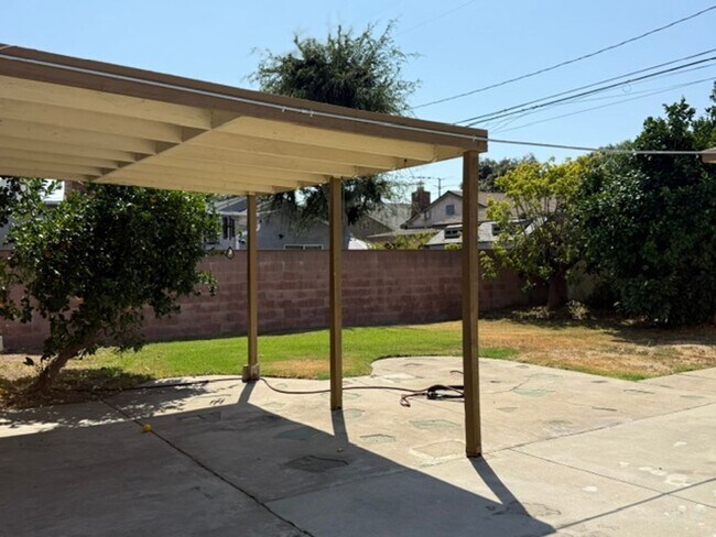 Building Photo - 6008 Greenmeadow Rd