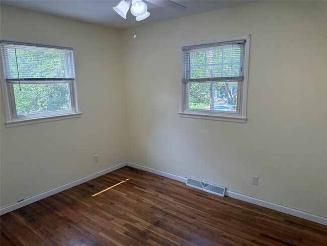 Building Photo - 102 Putnam Rd