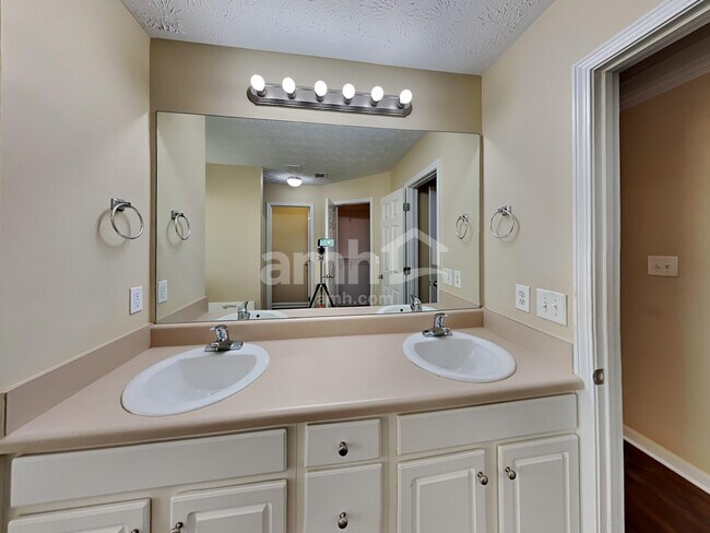 Building Photo - 303 Cole Creek Dr