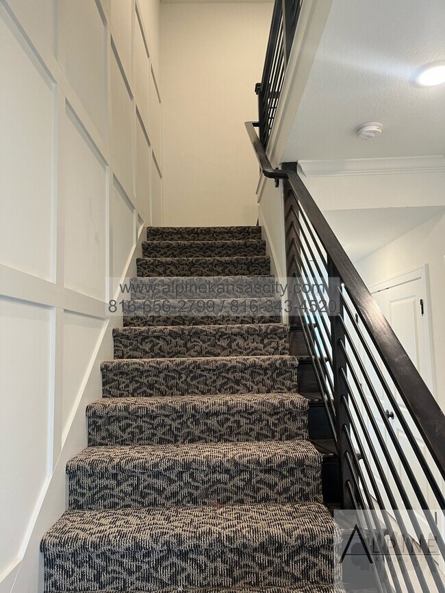 Building Photo - Beautiful Parkville Town Home Coming Soon!