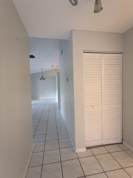 Building Photo - 2711 San Remo Cir