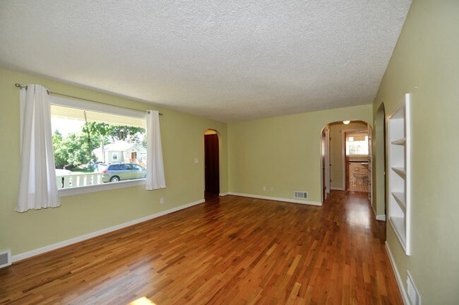 Building Photo - Charming 2 bed 1 bath bungalow with 2nd living room