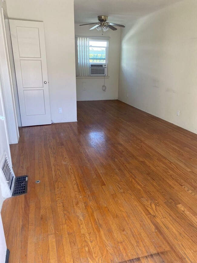 Building Photo - Western, 1151-1153