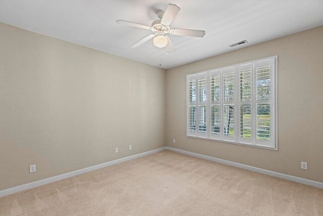 Building Photo - Hampstead Cutie! Backs up to Golf Course!