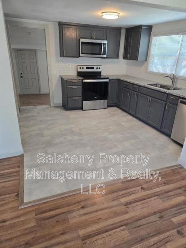 Building Photo - 1100 SE 9th St