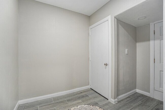 Building Photo - 812 7th St N