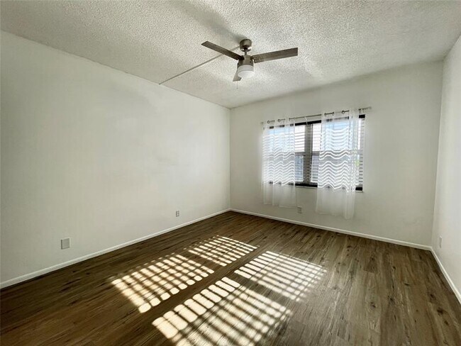 Building Photo - 400 N Riverside Dr