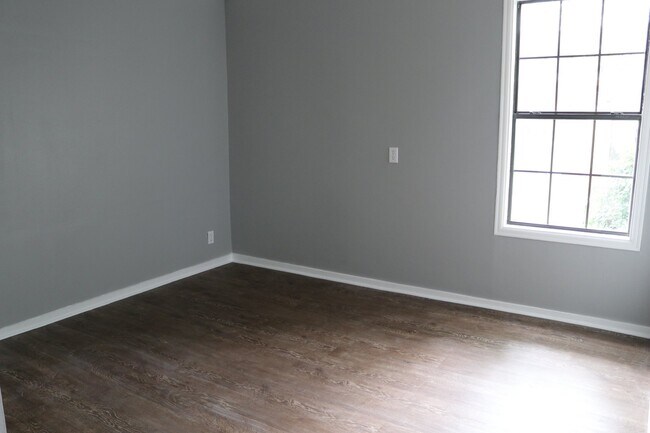 Building Photo - 3 Bedroom 2 bathroom Family Home