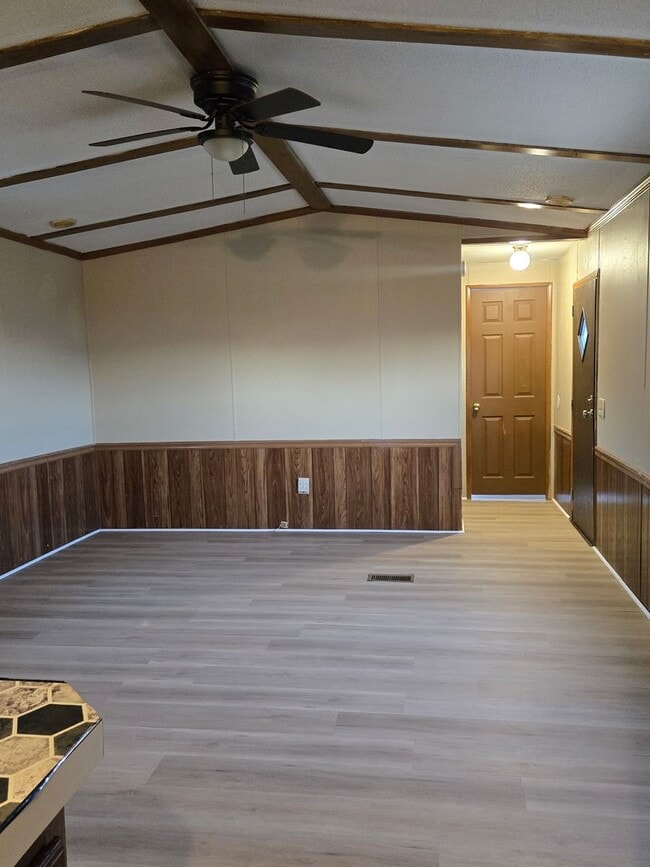 Building Photo - 3 bedroom, 2 bath Mobile Home in Yorktowne