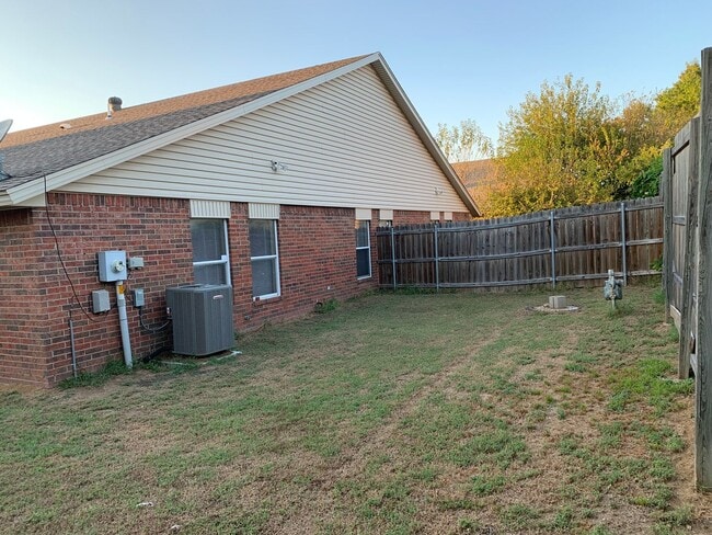 Building Photo - Half duplex in a fantastic location!