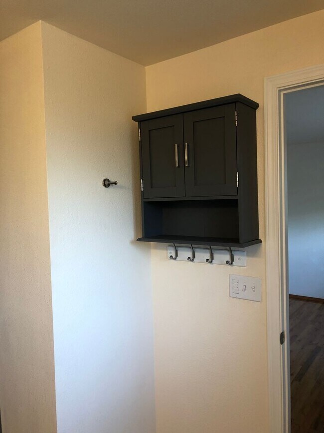 Building Photo - Live in Comfort and Style in the Heart of Corvallis!