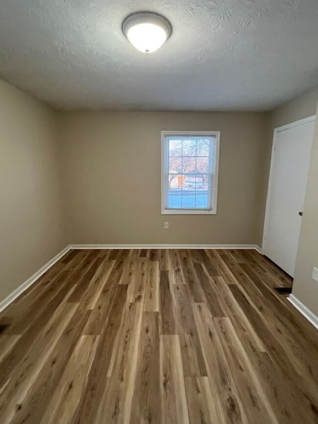 Building Photo - 201 S Glencove Ave