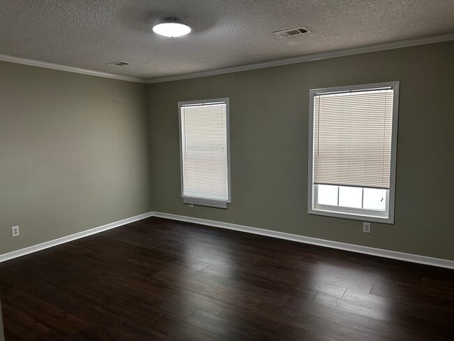 Main bedroom - 124 Kent St