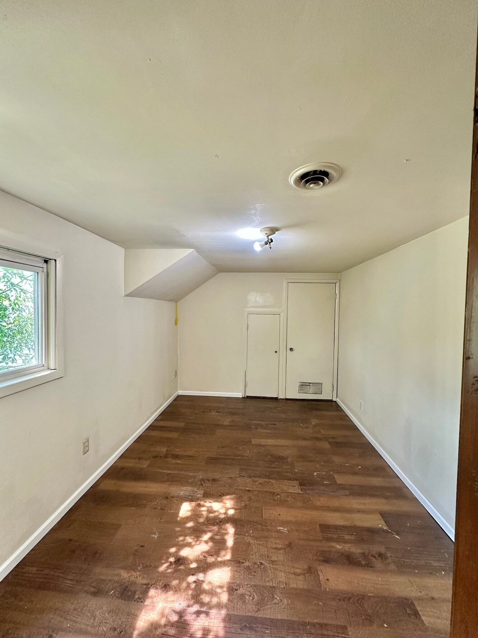 Building Photo - 1027 Saint Clair Ave