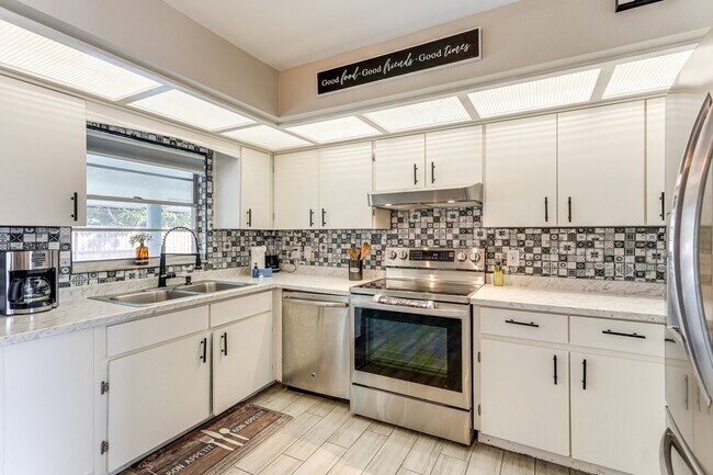 Building Photo - 128 Loredo Ln