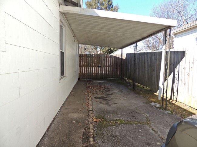 Building Photo - Two bedroom, one bath home is South Knoxville