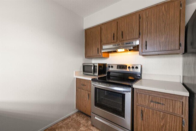 Building Photo - 200 Country Club Dr