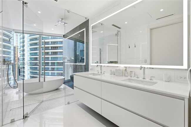 Building Photo - 300 Biscayne Blvd Way