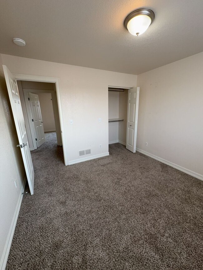 Building Photo - Spacious 3 Bed, 2.5 Bath Home with Oversiz...