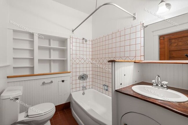 Building Photo - Spacious & Stylish 3-Bedroom Home with Upd...