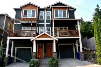 Building Photo - Beautiful and Spacious 3 Bedrooms, 2.5 Bathrooms in Raleigh Hills!
