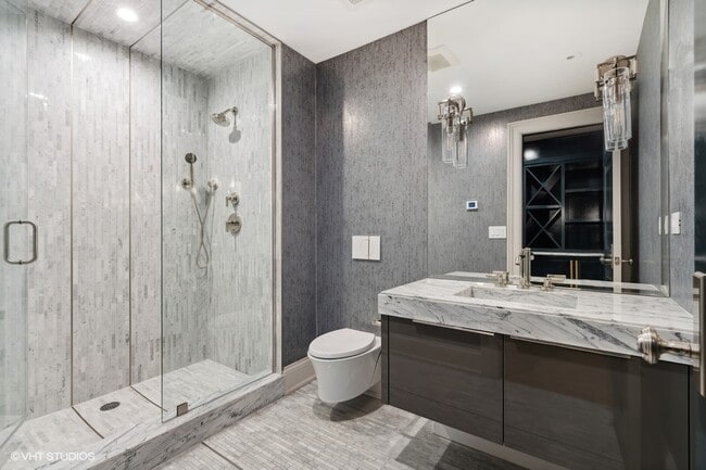 Building Photo - 2700 N Lakeview Ave