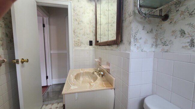 Building Photo - 86 Tonnelle Ave