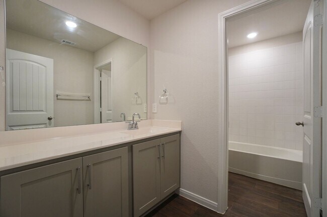 Building Photo - 115 Bethpage Dr