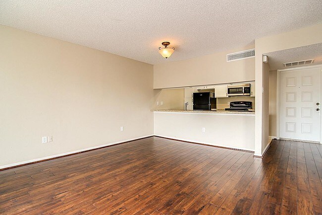 Building Photo - 2818 S Bartell Dr